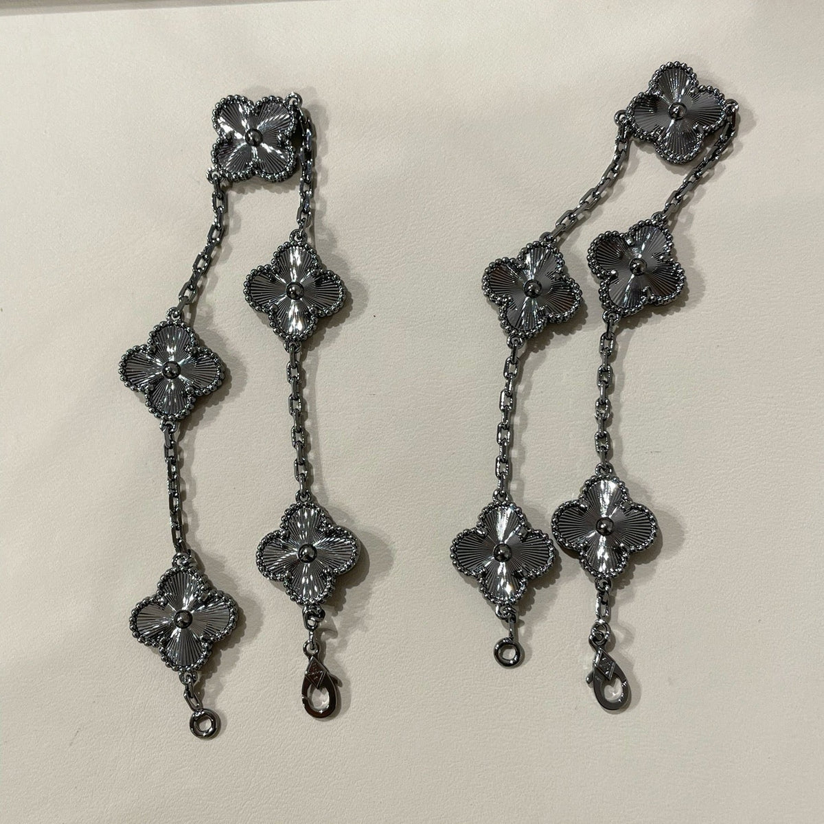 [⭐Mirelle]CLOVER 5 MOTIF BLACK BRACELET