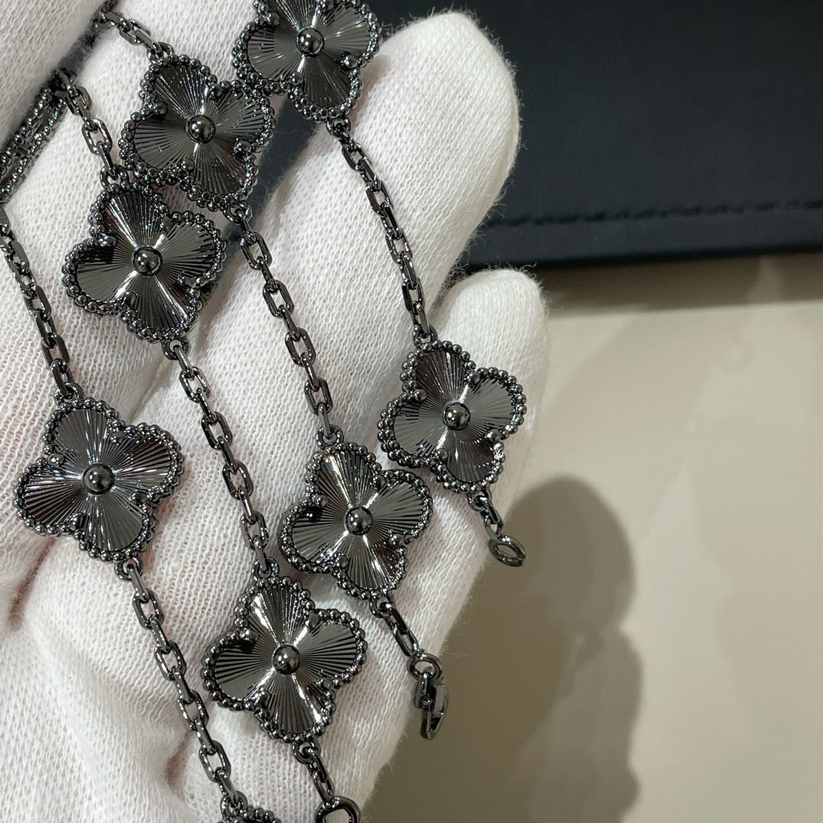 [⭐Mirelle]CLOVER 5 MOTIF BLACK BRACELET