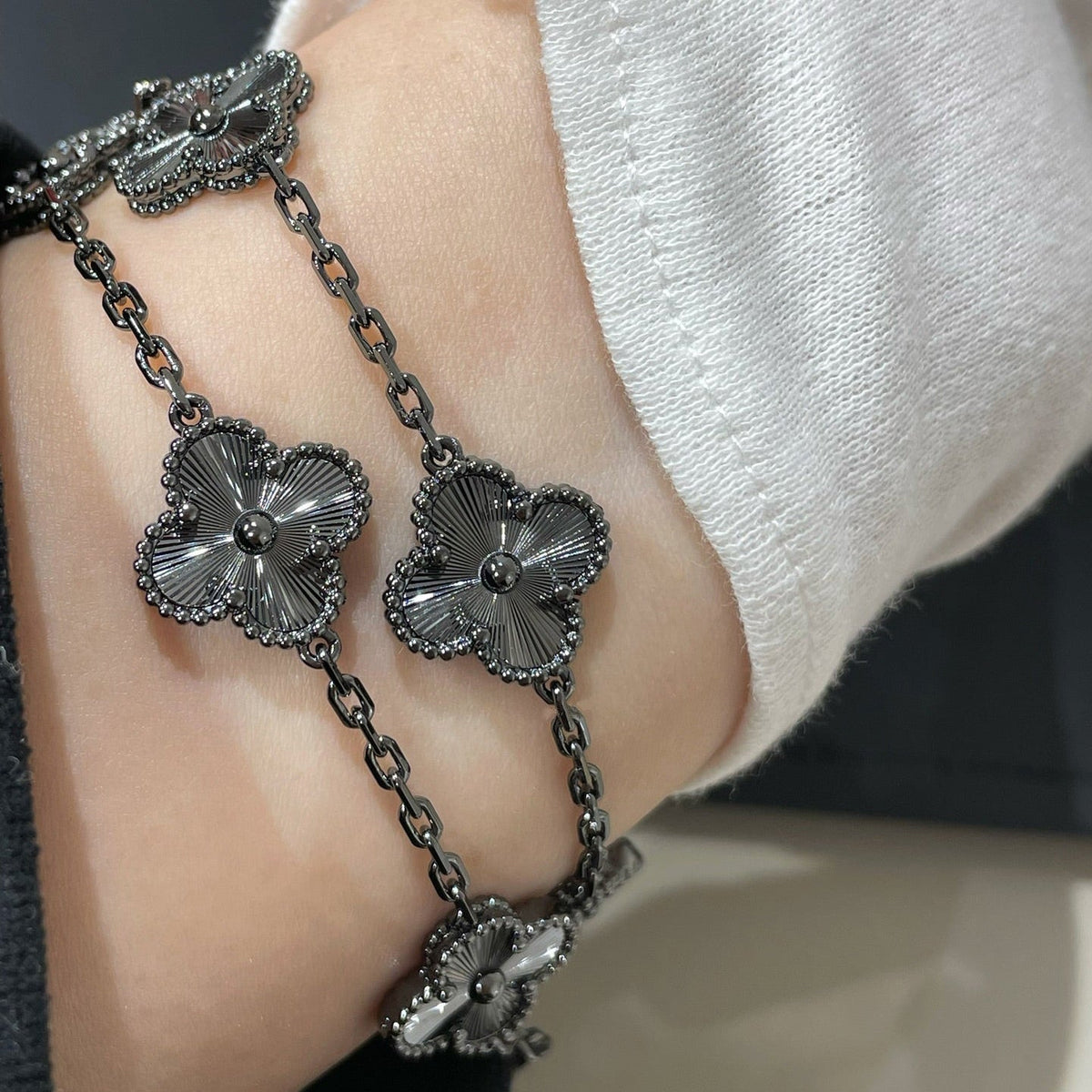 [⭐Mirelle]CLOVER 5 MOTIF BLACK BRACELET