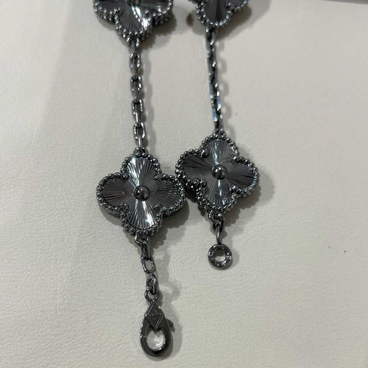 [⭐Mirelle]CLOVER 5 MOTIF BLACK BRACELET