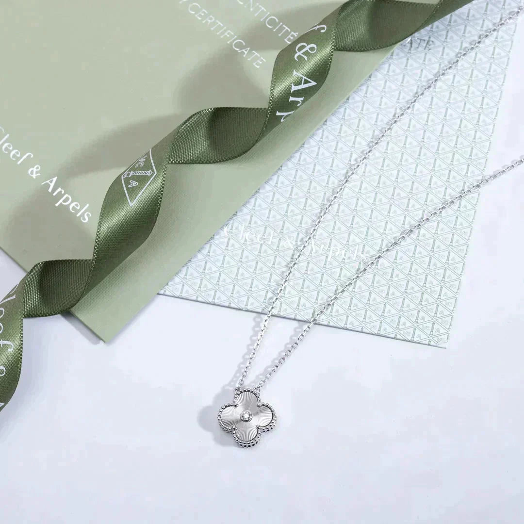 [⭐Mirelle]CLOVER  15MM DIAMOND LASER NECKLACE SILVER