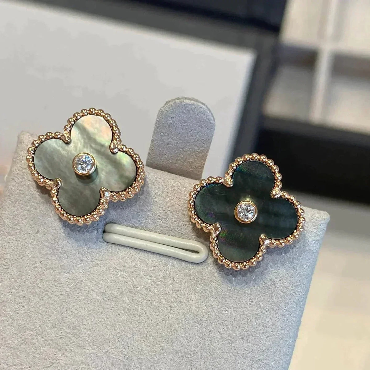 [⭐Mirelle]CLOVER MEDIUM 1 MOTIFS GRAY MOP  DIAMOND EARRINGS