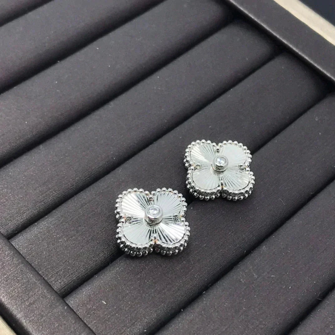 [⭐Mirelle]CLOVER MINI 9.5MM LASER EARRINGS