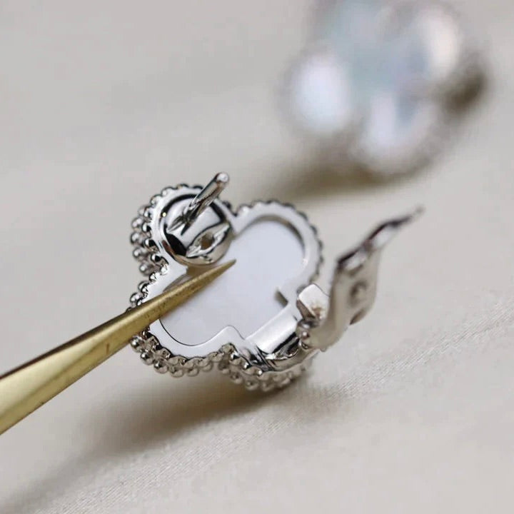 [⭐Mirelle]CLOVER MEDIUM 1 MOTIFS  WHITE MOP EARRINGS SILVER