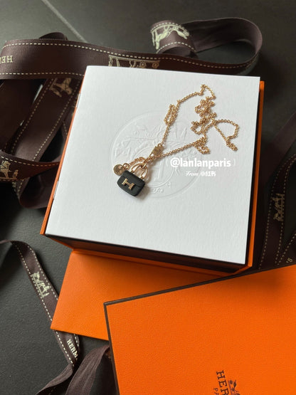 [⭐Mirelle]CONSTANCE BLACK PEDANT PINK GOLD NECKLACE