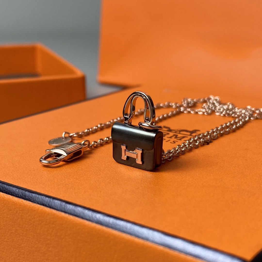 [⭐Mirelle]CONSTANCE BLACK PEDANT PINK GOLD NECKLACE