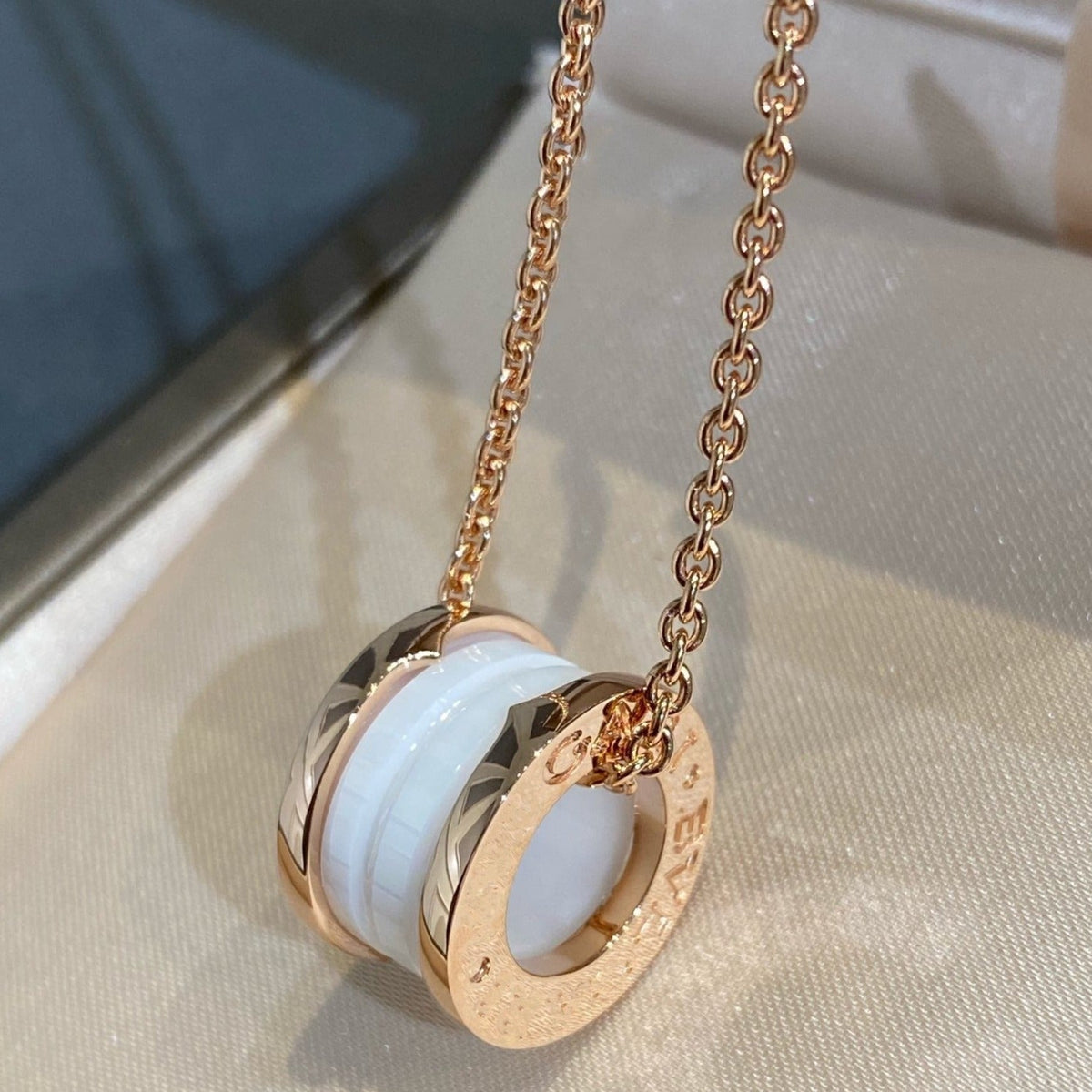 [⭐Mirelle]ZERO 1 WHITE CERAMIC PINK GOLD NECKLACE