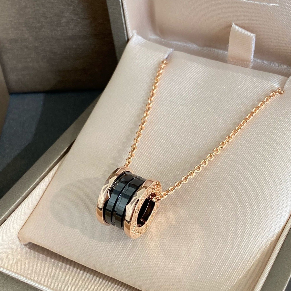 [⭐Mirelle]ZERO 1 BLACK CERAMIC PINK GOLD NECKLACE