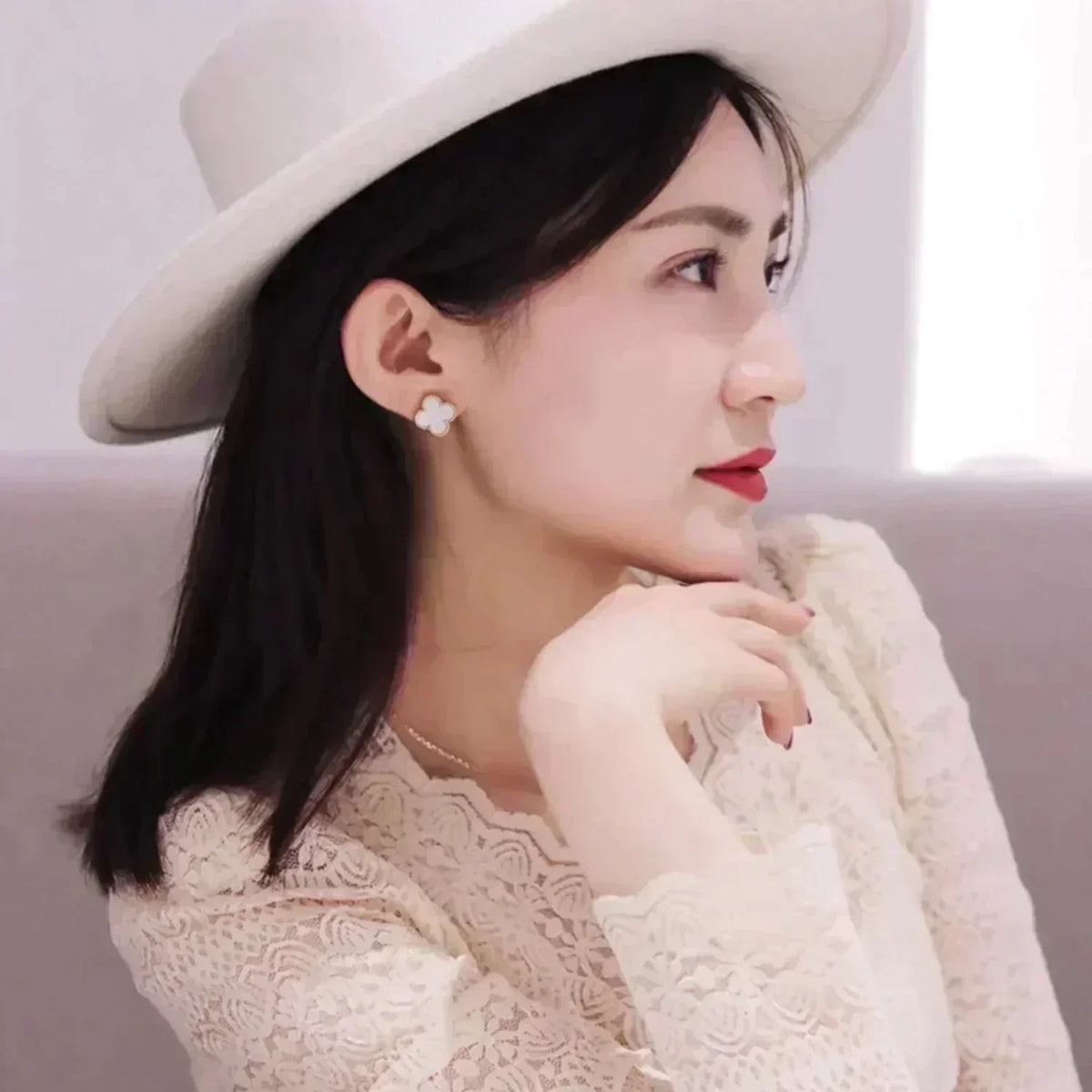 [⭐Mirelle]CLOVER MEDIUM 1 MOTIFS  WHITE MOP STUD EARRINGS