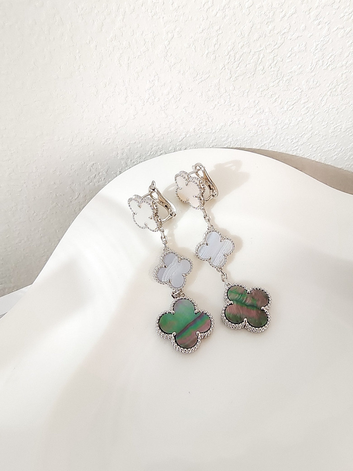 [⭐Mirelle]CLOVER 3 MOTIFS CHALCEDONY DARK MOP SILVER EARRINGS
