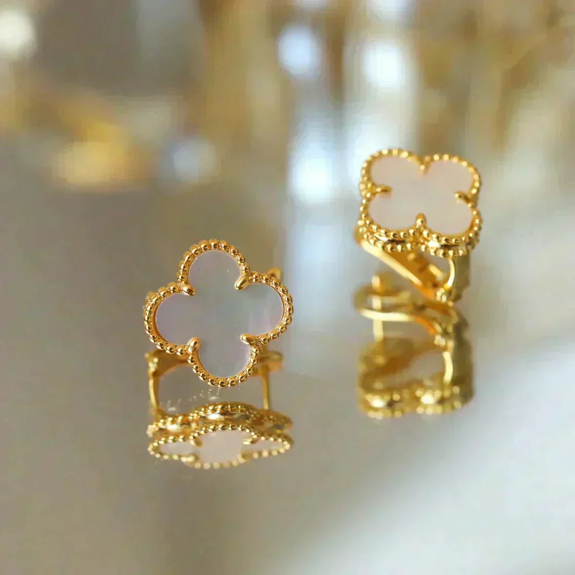 [⭐Mirelle]CLOVER MEDIUM 1 MOTIFS  WHITE MOP STUD EARRINGS