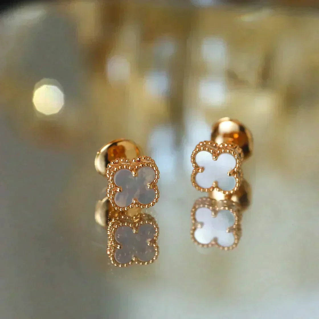 [⭐Mirelle]CLOVER MINI 9.5MM WHITE MOP EARRINGS