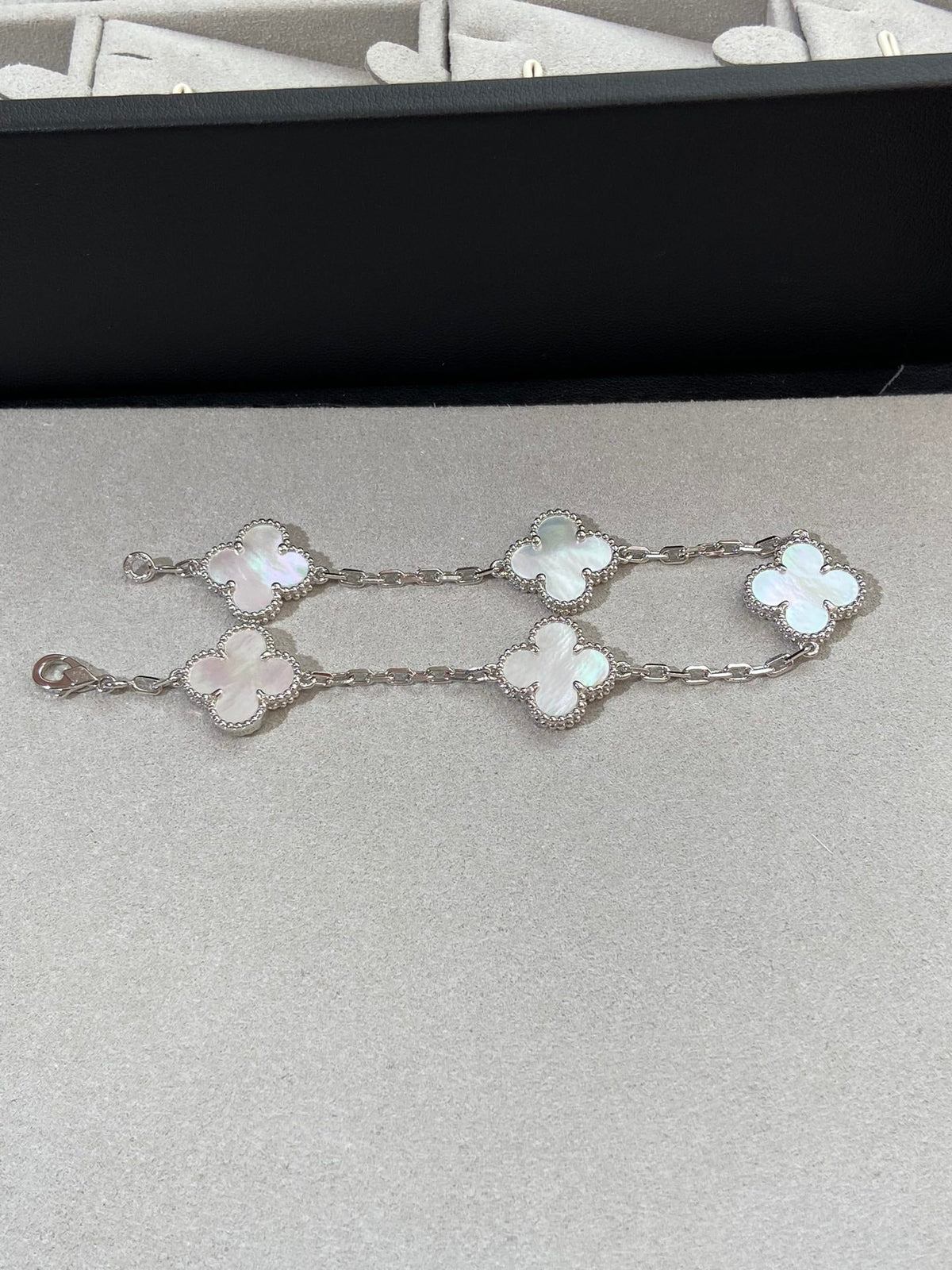 [⭐Mirelle]CLOVER WHITE PEARL MOP 5 MOTIF BRACELET COLLECTION