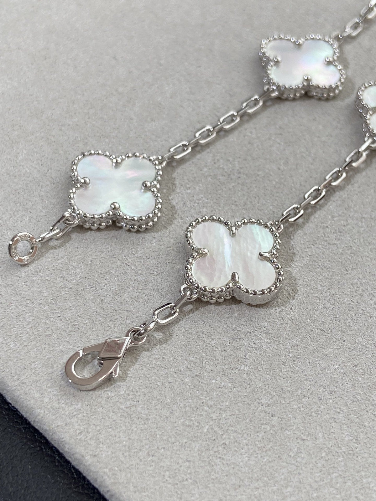 [⭐Mirelle]CLOVER WHITE PEARL MOP 5 MOTIF BRACELET COLLECTION