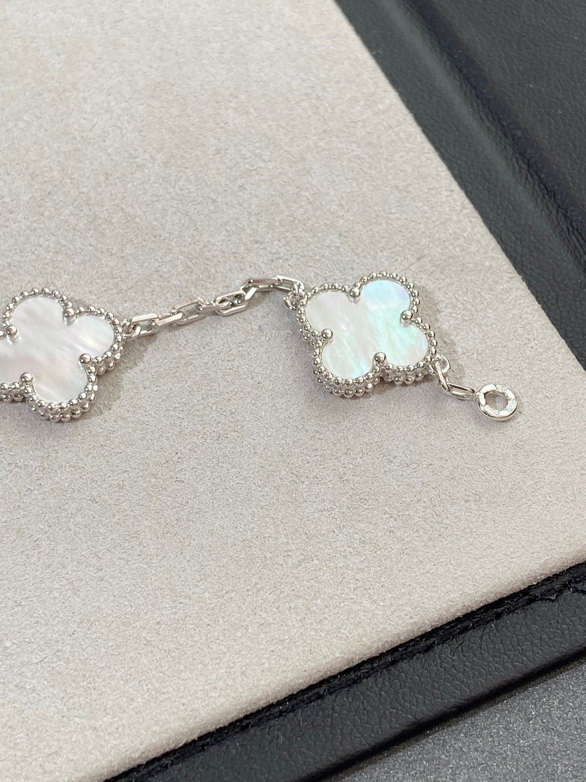 [⭐Mirelle]CLOVER WHITE PEARL MOP 5 MOTIF BRACELET COLLECTION
