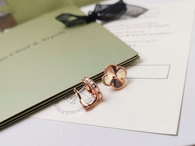 [⭐Mirelle]CLOVER MEDIUM STUD EARRINGS