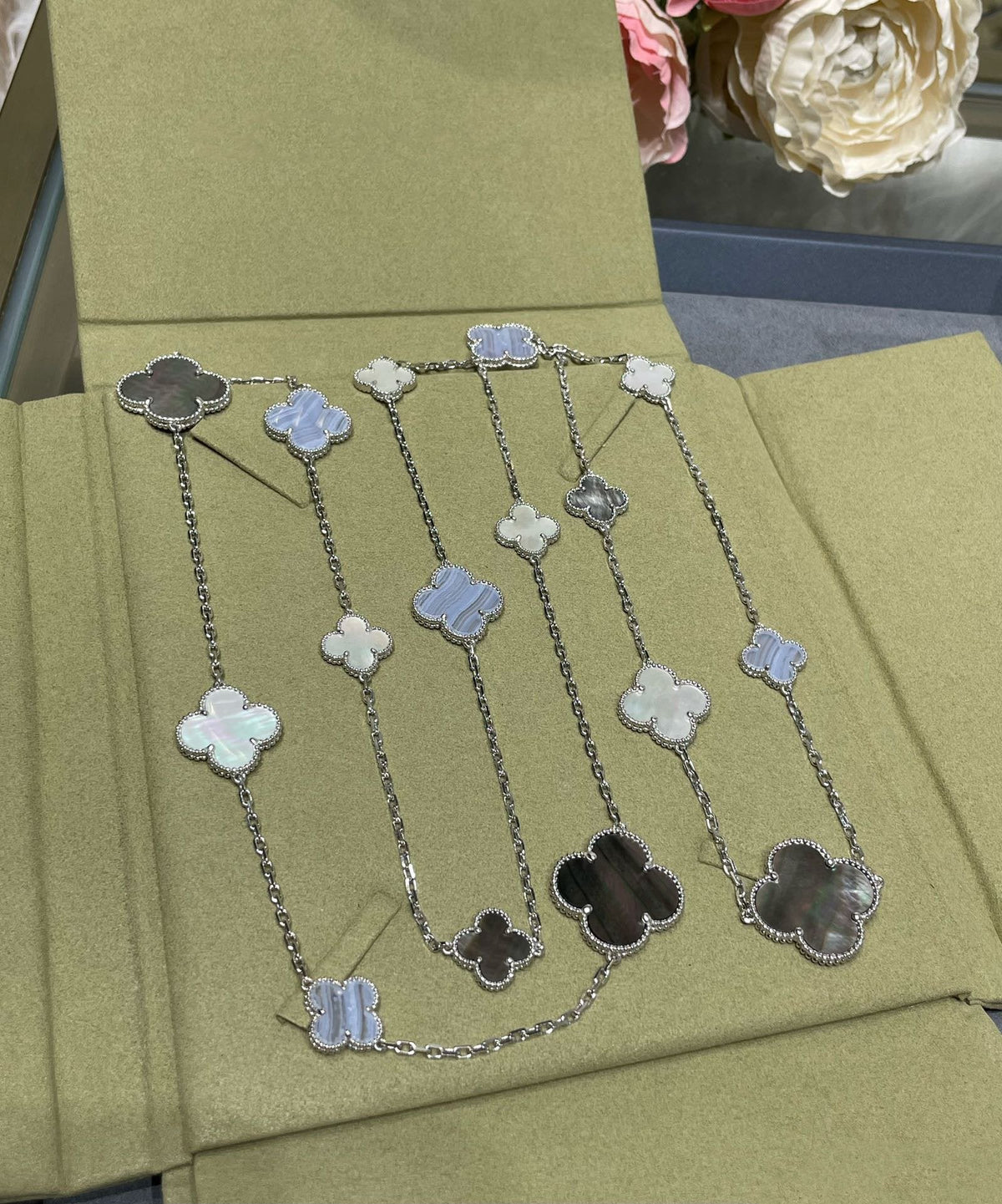 [⭐Mirelle]CLOVER 16 MOTIF CHALCEDONY MOP SILVER NECKLACE