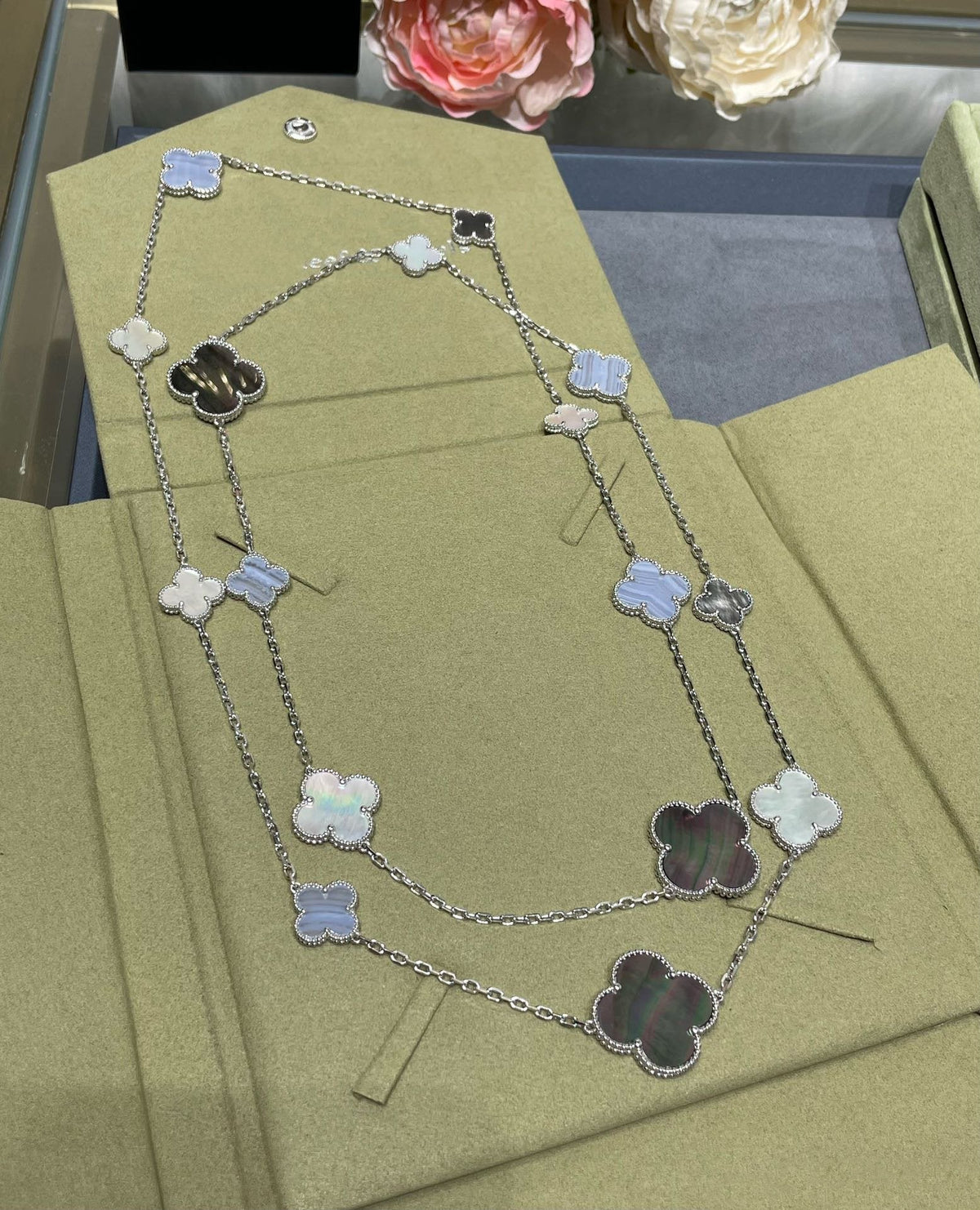 [⭐Mirelle]CLOVER 16 MOTIF CHALCEDONY MOP SILVER NECKLACE
