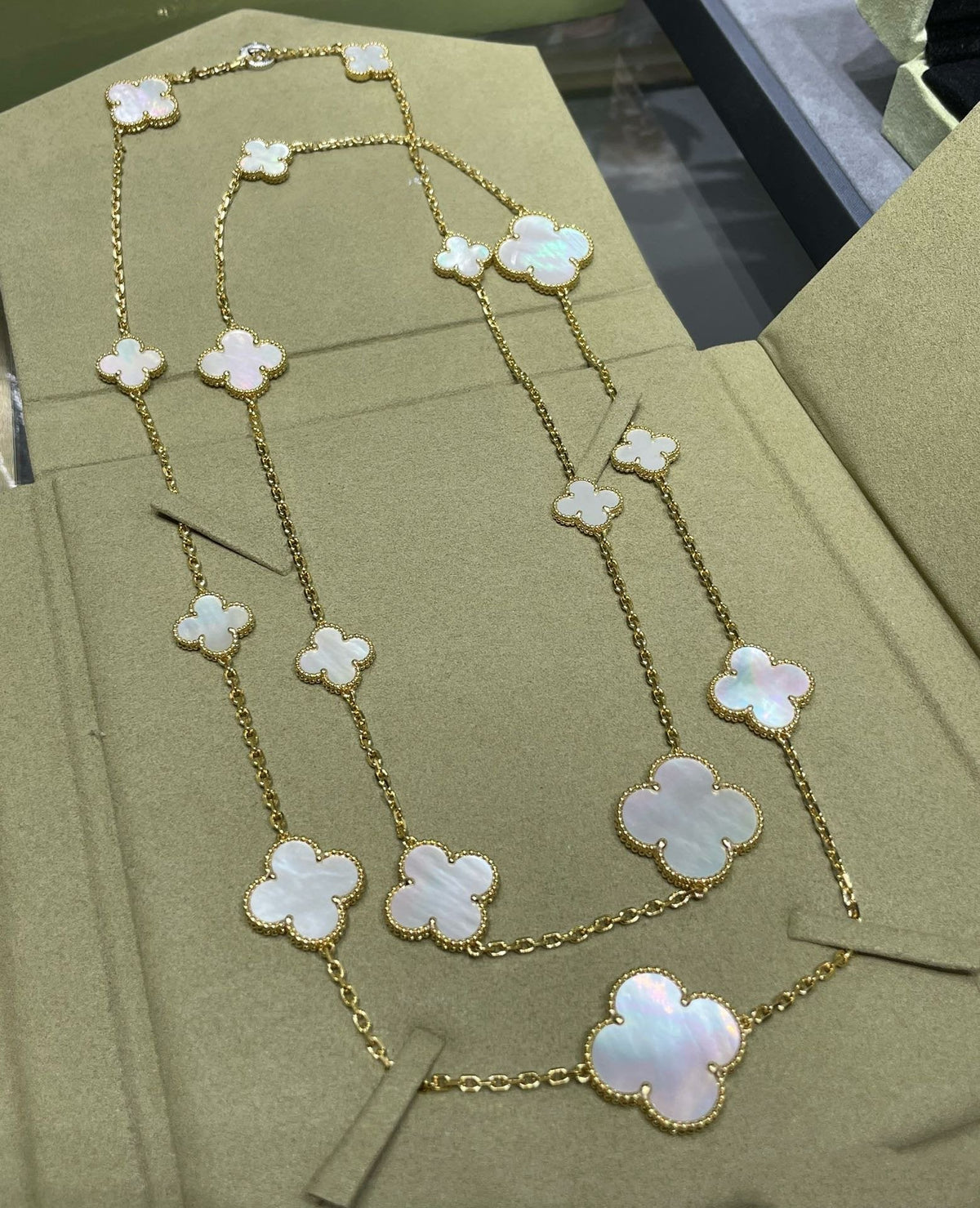 [⭐Mirelle]CLOVER 16 MOTIF WHITE MOP GOLD NECKLACE