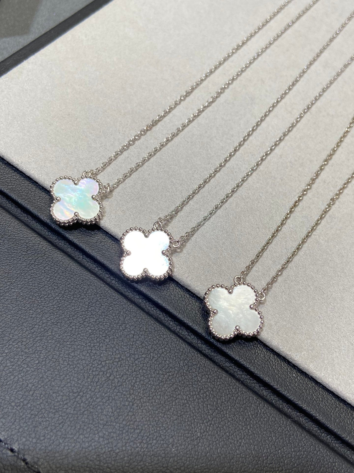 [⭐Mirelle]CLOVER MEDIUM SILVER WHITE MOP NECKLACE