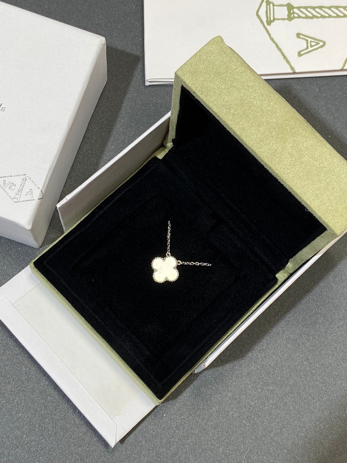 [⭐Mirelle]CLOVER MEDIUM SILVER WHITE MOP NECKLACE