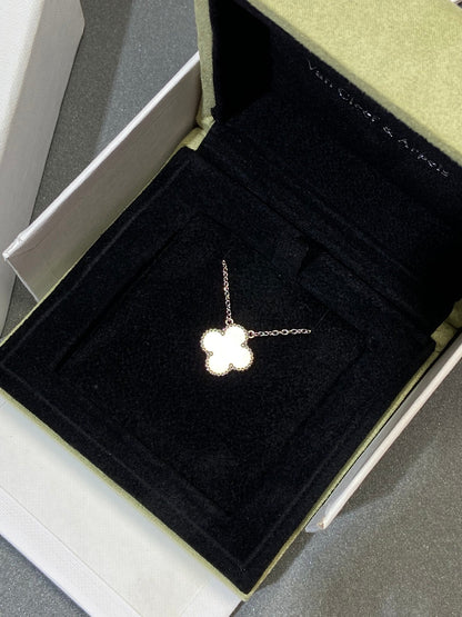 [⭐Mirelle]CLOVER MEDIUM SILVER WHITE MOP NECKLACE