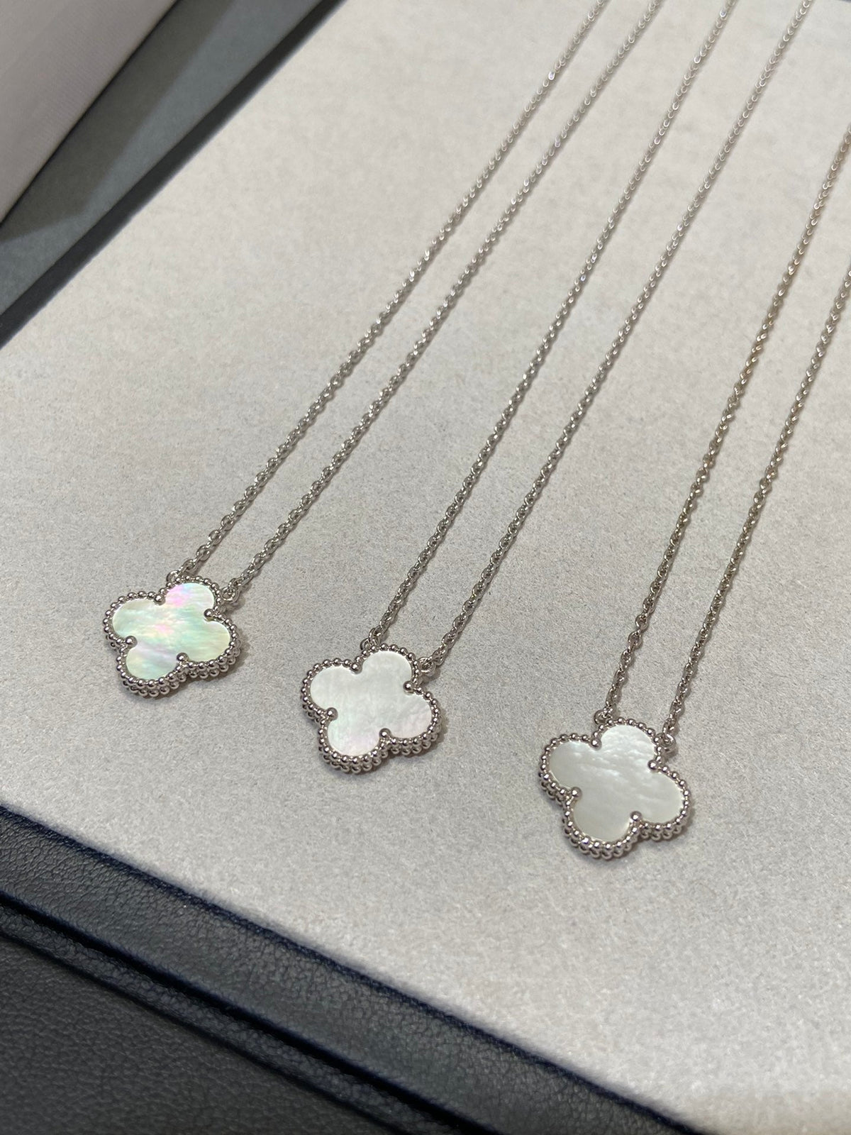 [⭐Mirelle]CLOVER MEDIUM SILVER WHITE MOP NECKLACE