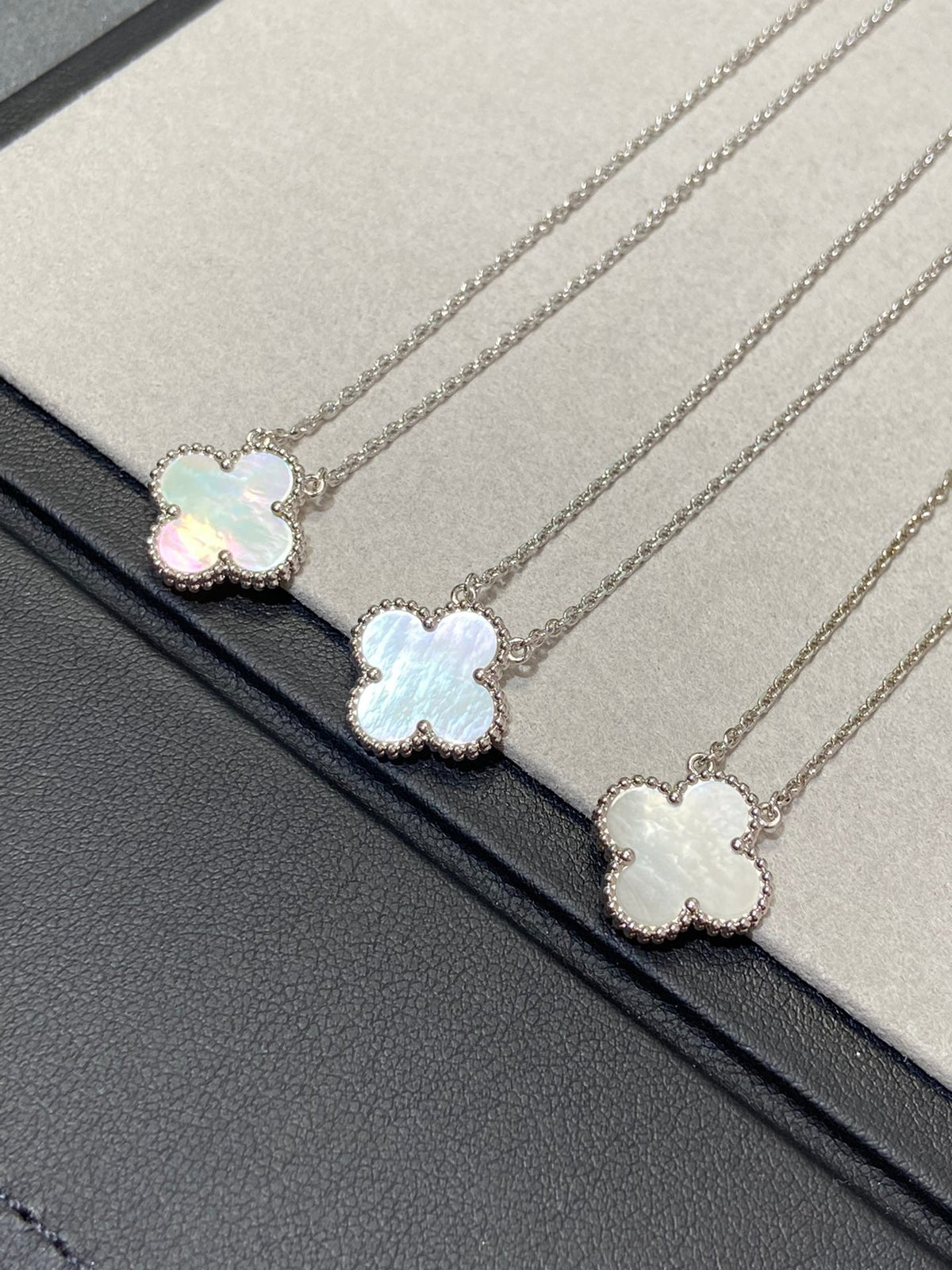 [⭐Mirelle]CLOVER MEDIUM SILVER WHITE MOP NECKLACE