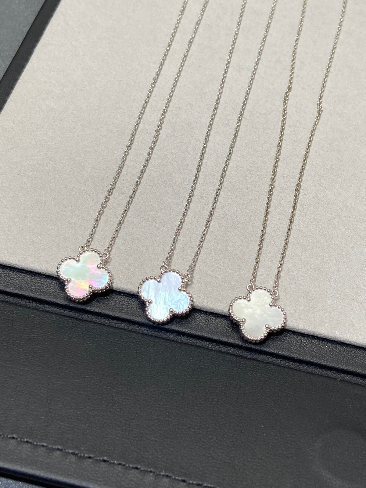 [⭐Mirelle]CLOVER MEDIUM SILVER WHITE MOP NECKLACE
