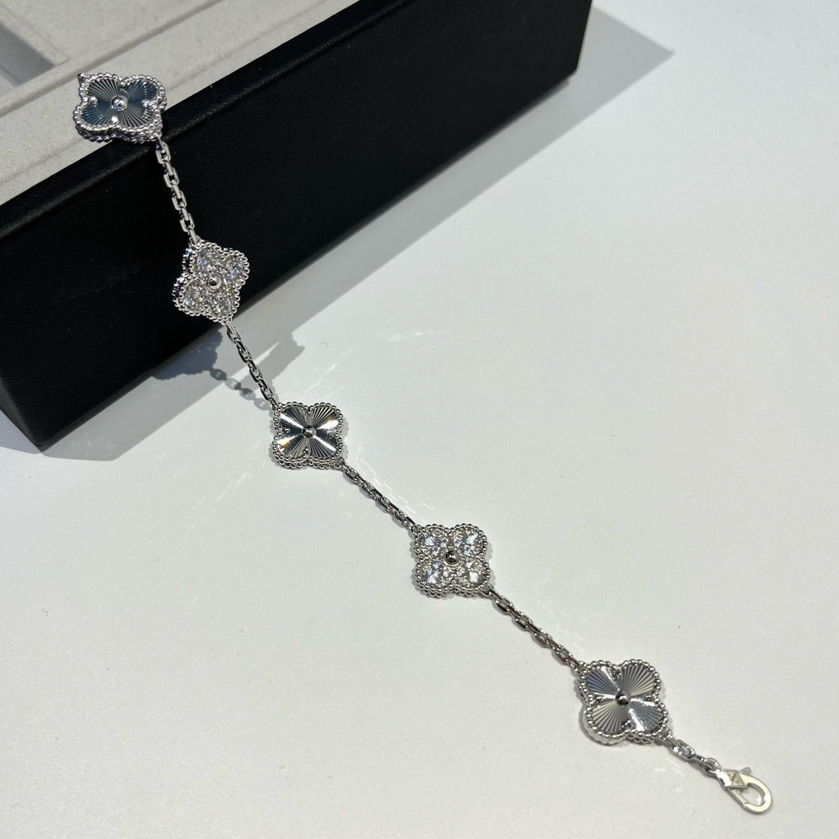 [⭐Mirelle] CLOVER 5 MOTIF LASER BRACELET COLLECTION