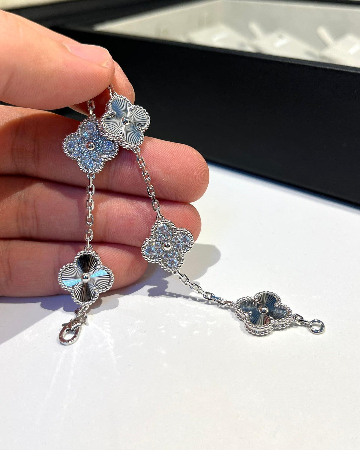[⭐Mirelle] CLOVER 5 MOTIF LASER BRACELET COLLECTION