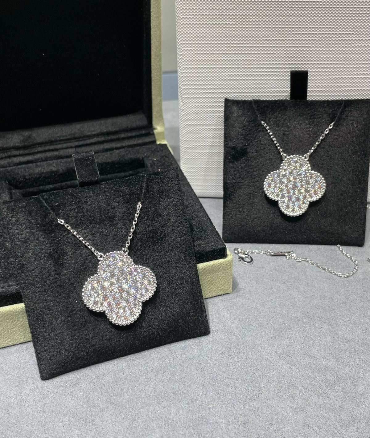 [⭐Mirelle]CLOVER 25MM LARGE PENDANT DIAMOND PAVED SILVER NECKLACE