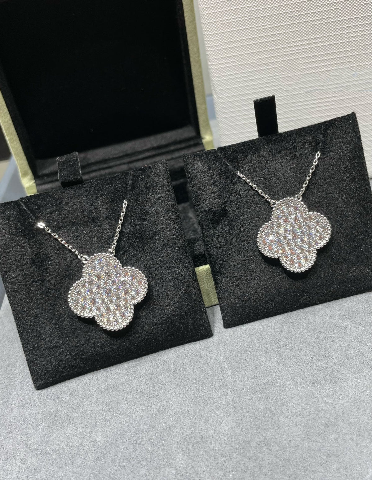 [⭐Mirelle]CLOVER 25MM LARGE PENDANT DIAMOND PAVED SILVER NECKLACE
