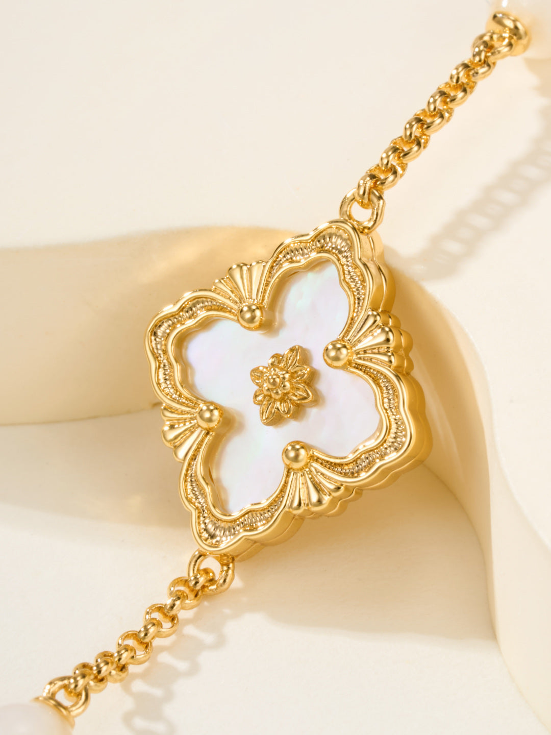 [⭐Mirelle]B.C.L ENAMELED Three-Flower Bracelet（Trumpet)