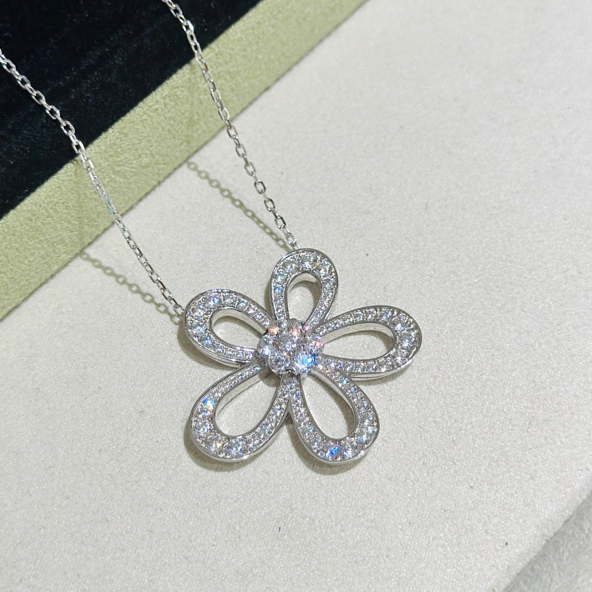 [⭐Mirelle]FLOWERLACE NECKLACE FULL DIAMONDS