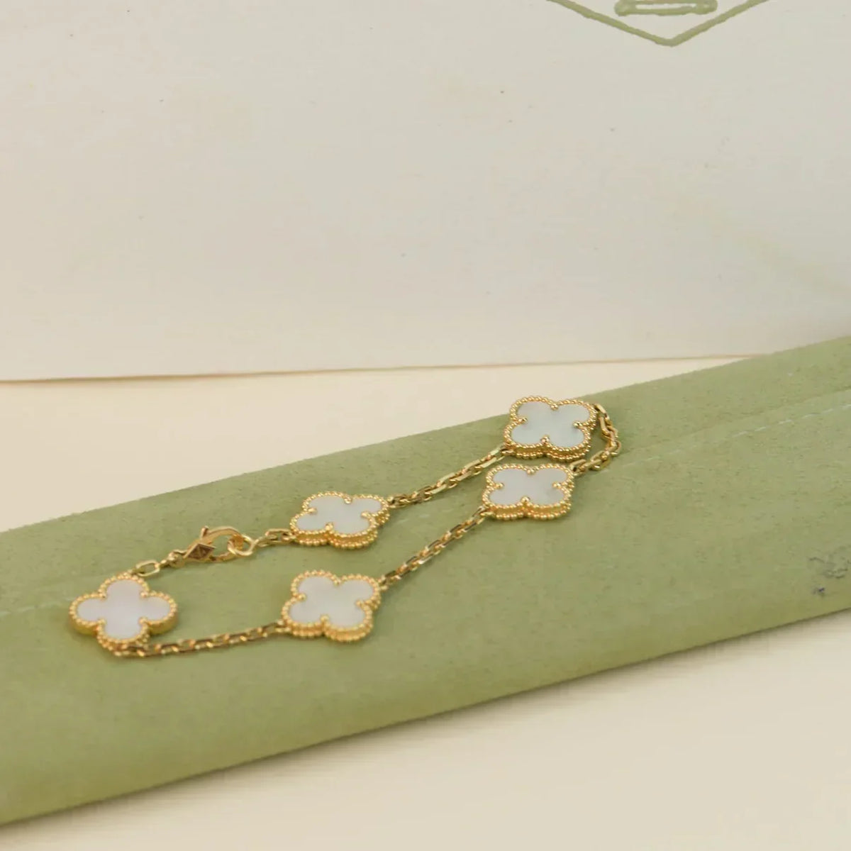 [⭐Mirelle]CLOVER WHITE PEARL MOP 5 MOTIF BRACELET COLLECTION