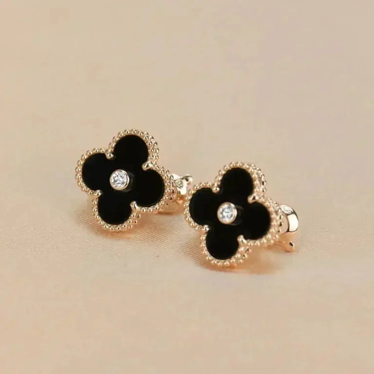 [⭐Mirelle]CLOVER MEDIUM 1 MOTIFS ONYX DIAMOND EARRINGS
