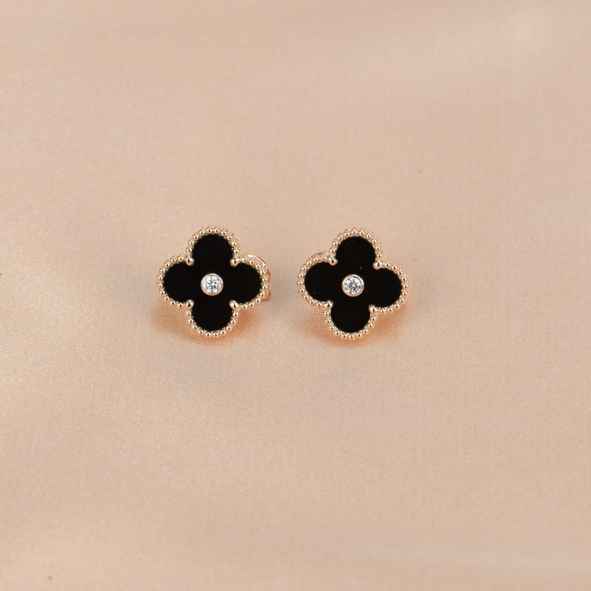 [⭐Mirelle]CLOVER MEDIUM 1 MOTIFS ONYX DIAMOND EARRINGS