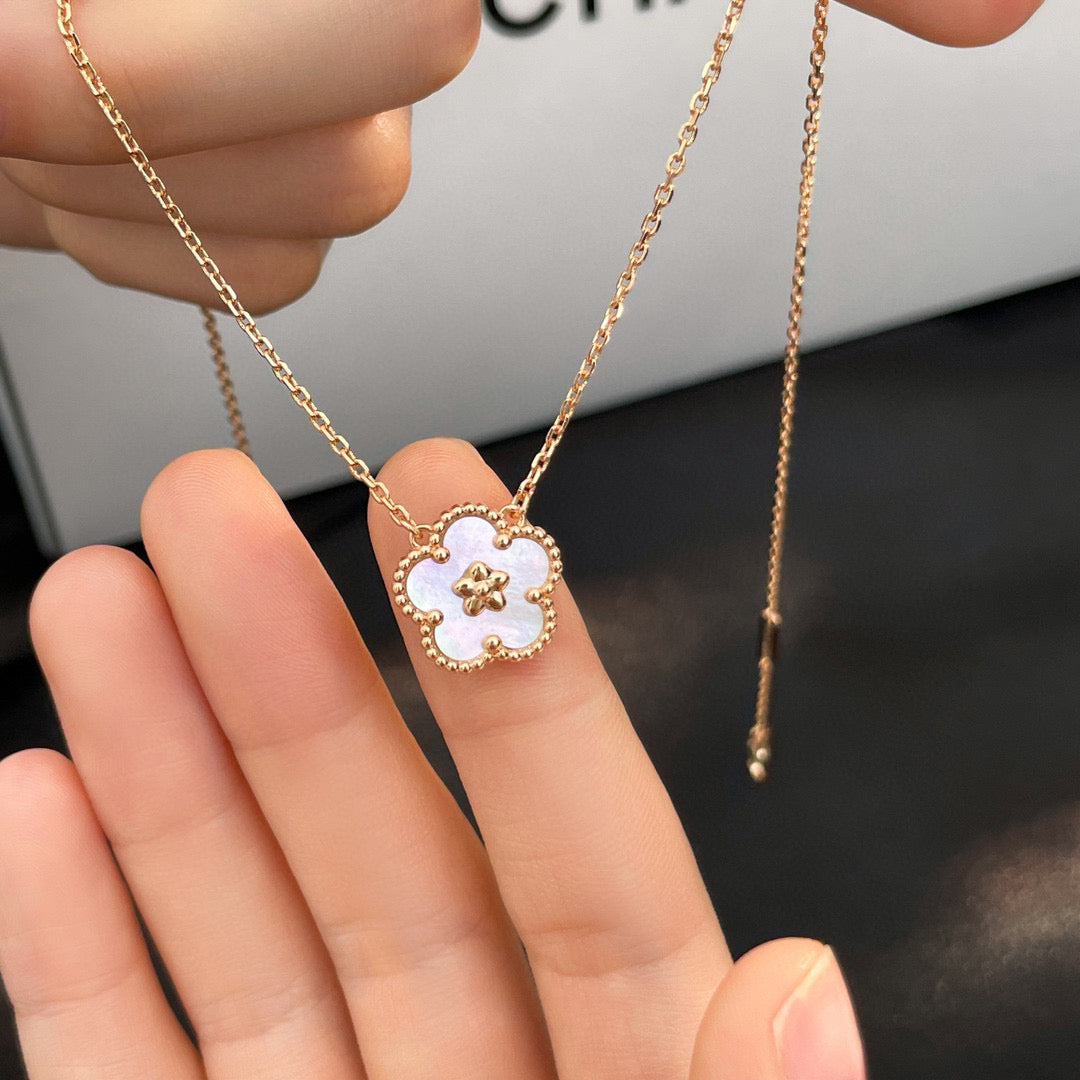 [⭐Mirelle]LUCKY  WHITE MOP  PLUM BLOSSOM NECKLACE