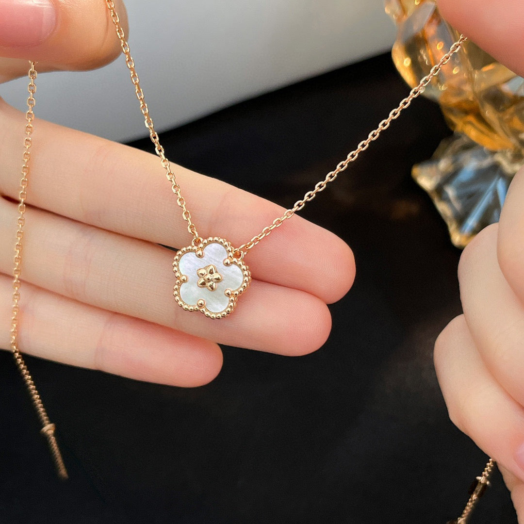 [⭐Mirelle]LUCKY  WHITE MOP  PLUM BLOSSOM NECKLACE