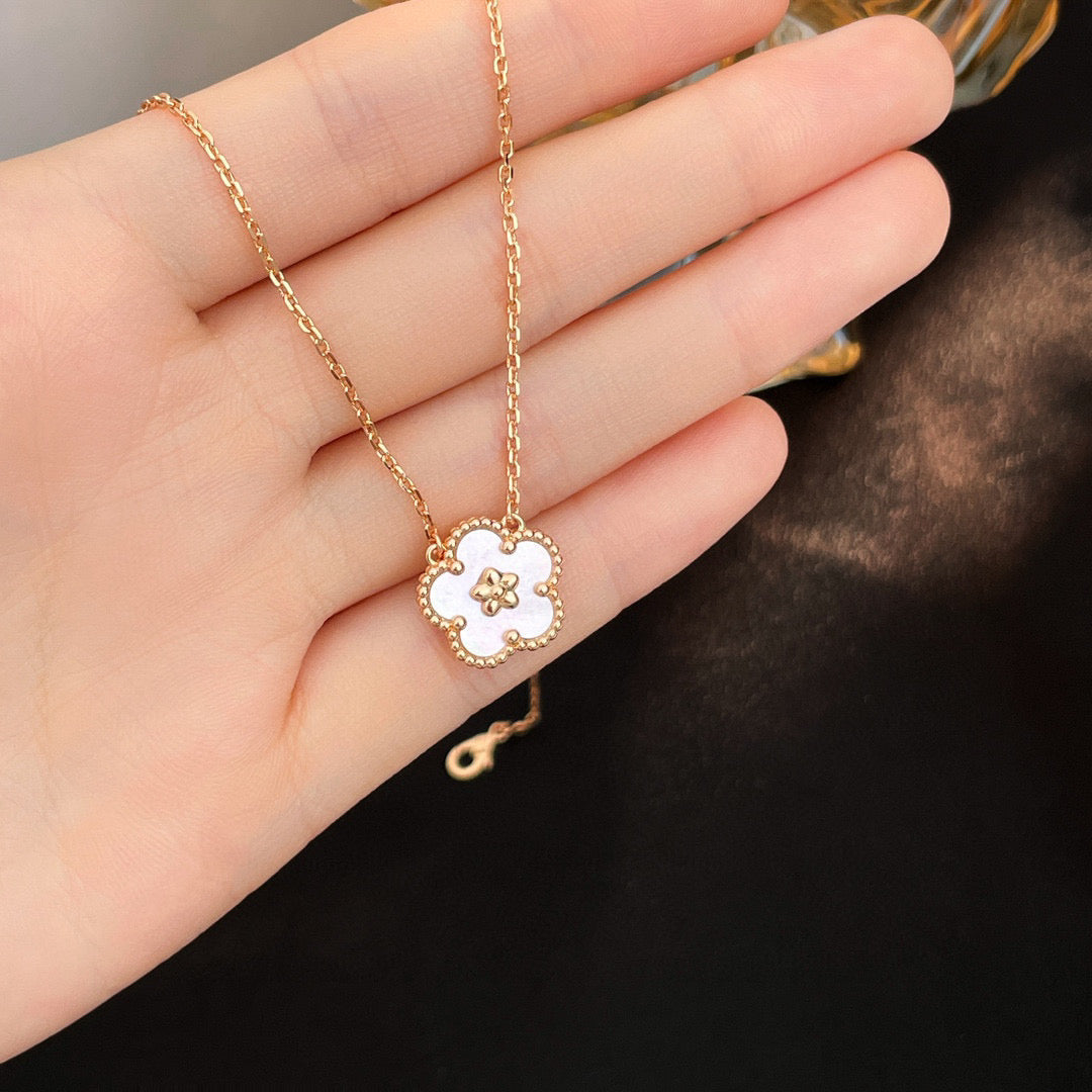 [⭐Mirelle]LUCKY  WHITE MOP  PLUM BLOSSOM NECKLACE