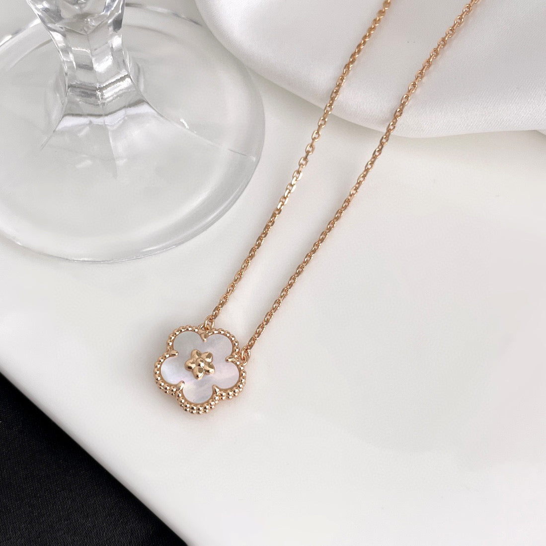 [⭐Mirelle]LUCKY  WHITE MOP  PLUM BLOSSOM NECKLACE