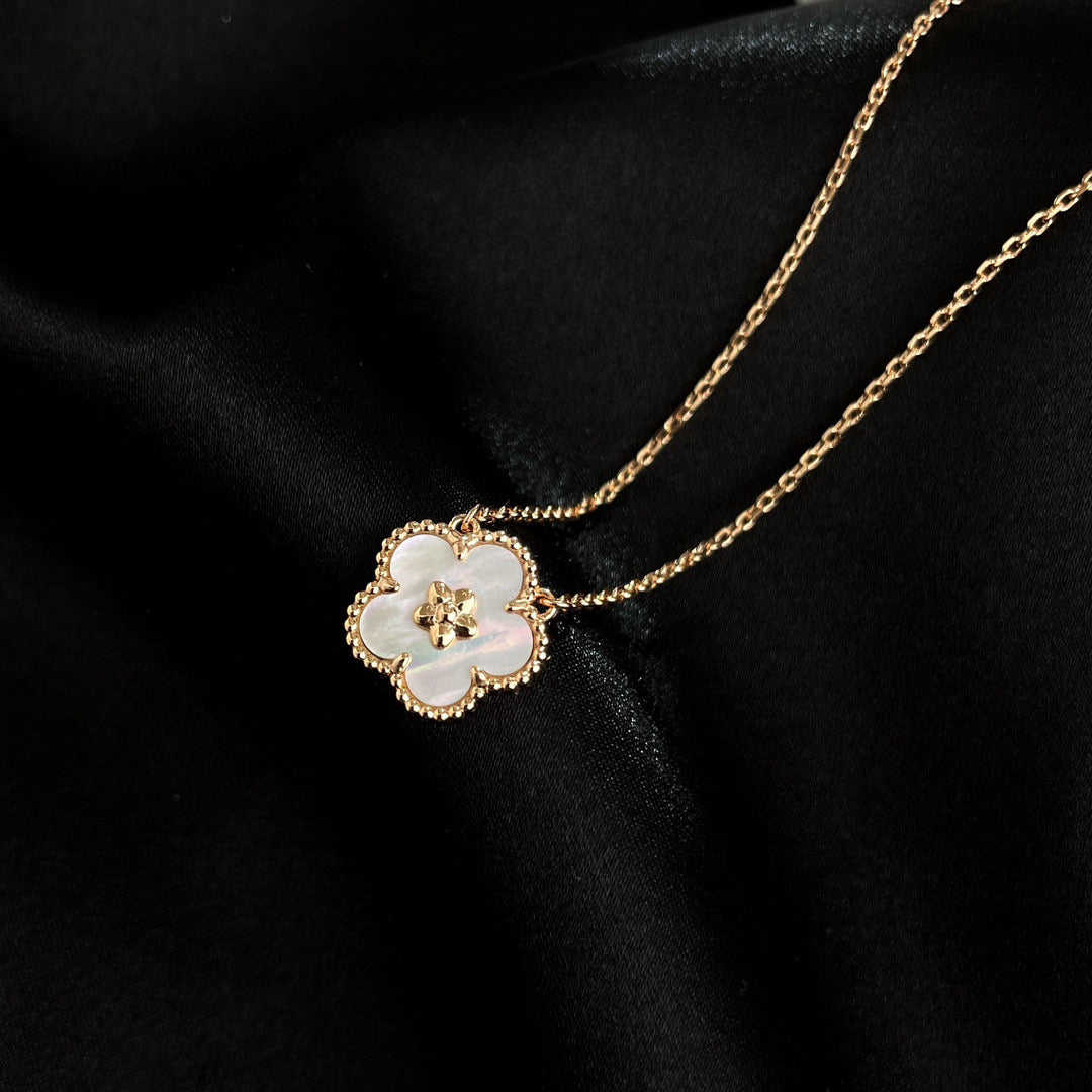 [⭐Mirelle]LUCKY  WHITE MOP  PLUM BLOSSOM NECKLACE