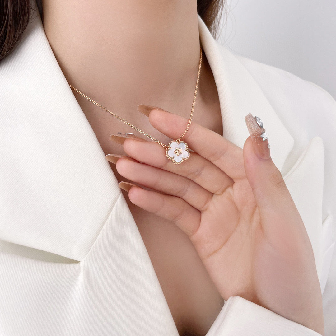 [⭐Mirelle]LUCKY  WHITE MOP  PLUM BLOSSOM NECKLACE