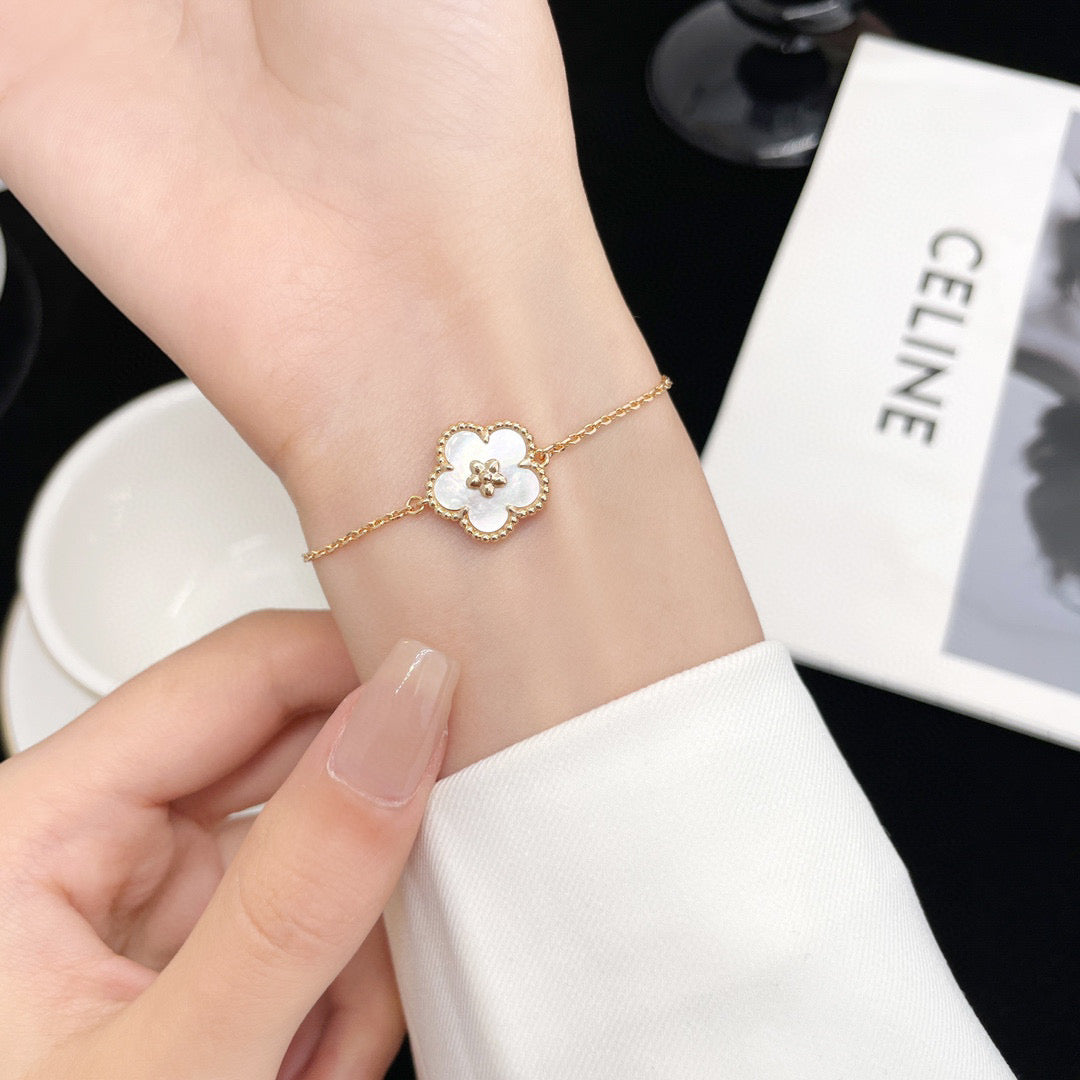 [⭐Mirelle]LUCKY WHITE MOP PLUM BLOSSOM  BRACELET