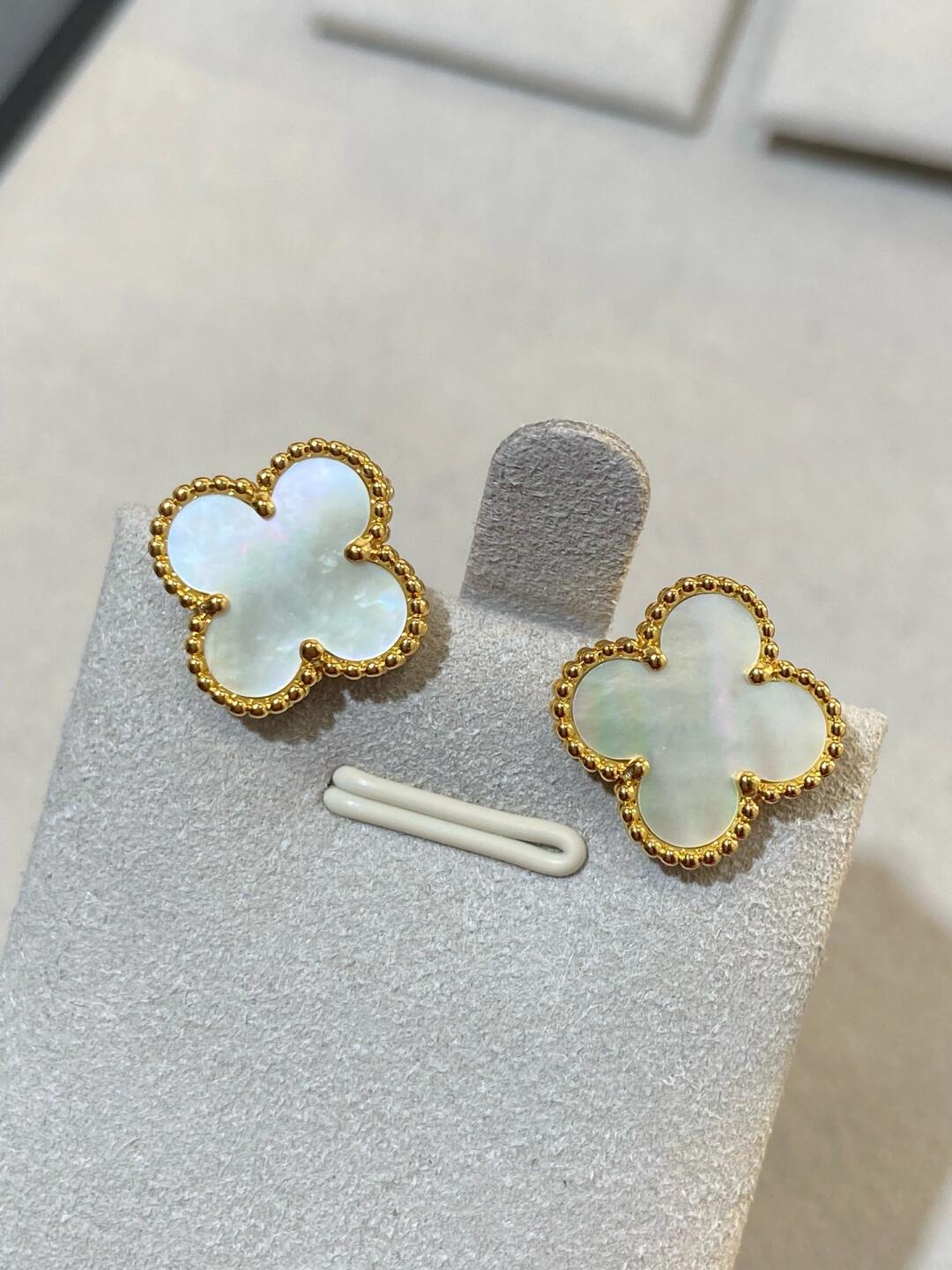 [⭐Mirelle] CLOVER LARGE (20mm) 1 MOTIFS WHITE MOP STUD EARRINGS