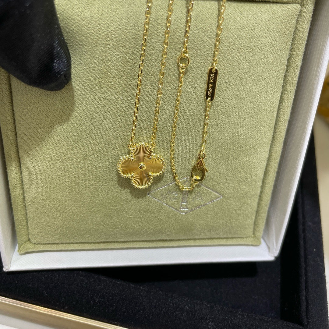 [⭐Mirelle]CLOVER 15MM LASER NECKLACE