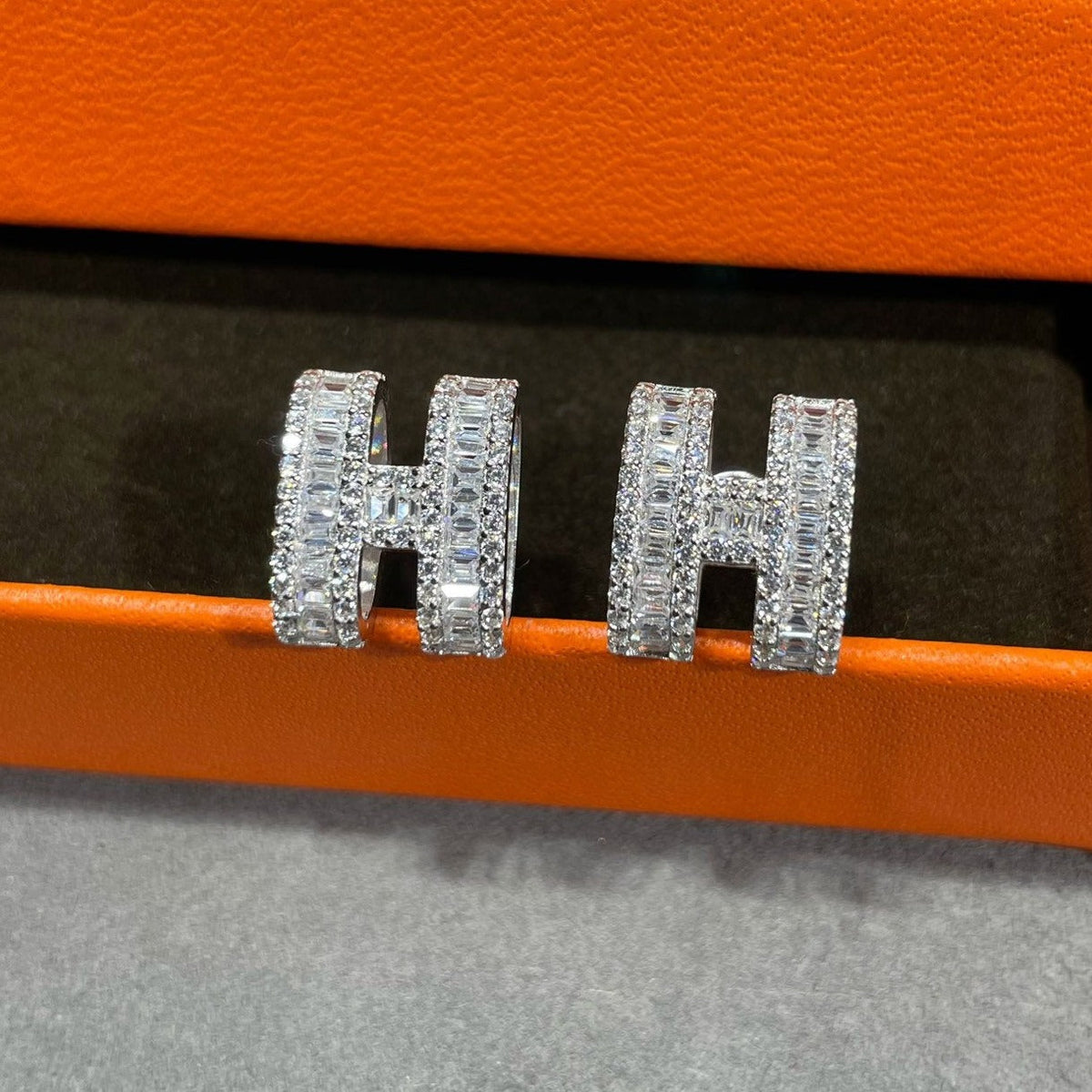 [⭐Mirelle]H STUD EARRINGS WITH SILVER DIAMONDS