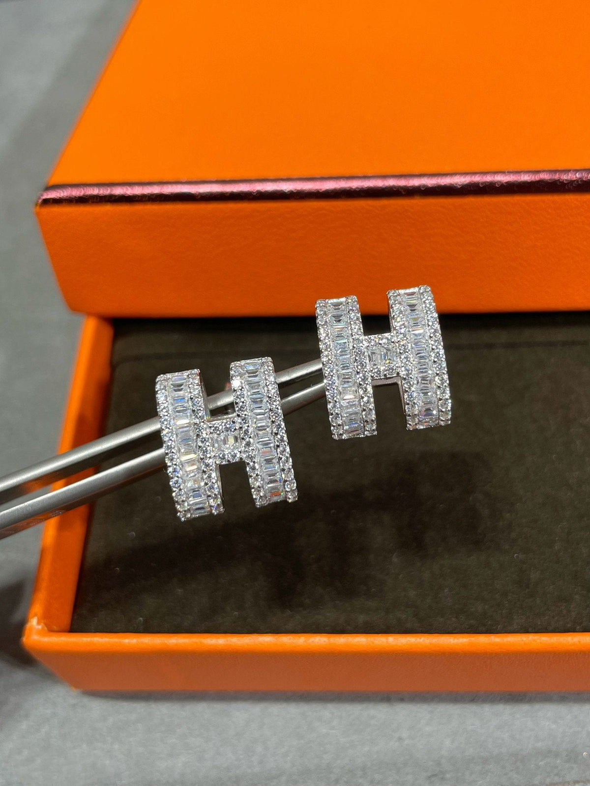 [⭐Mirelle]H STUD EARRINGS WITH SILVER DIAMONDS
