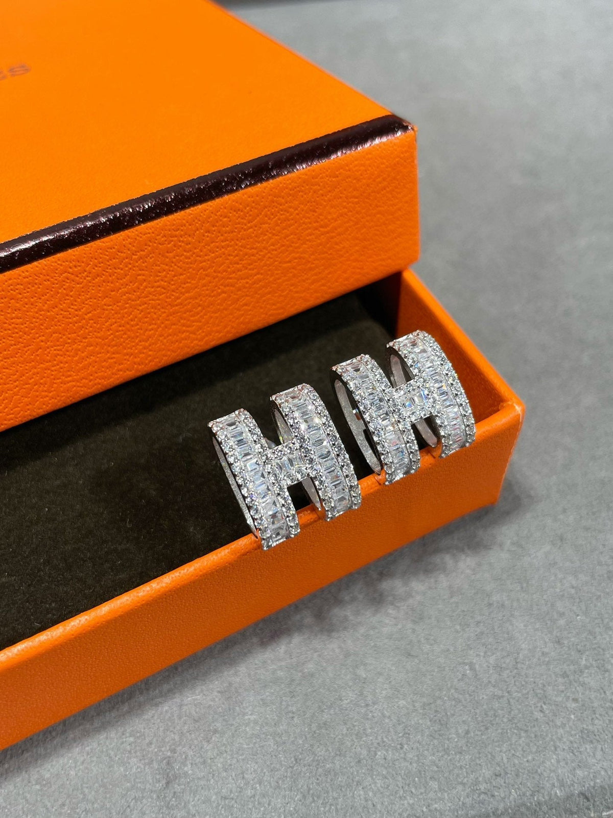 [⭐Mirelle]H STUD EARRINGS WITH SILVER DIAMONDS